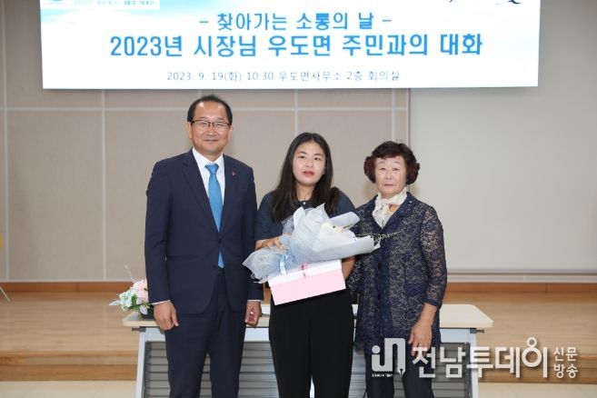 제주 최연소 해녀 임혜인 씨에게 해녀복 증정한 강병삼 제주시장