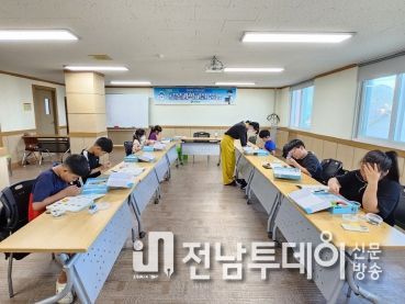 함평군 드림스타트 아동들이 로봇 만드는 모습