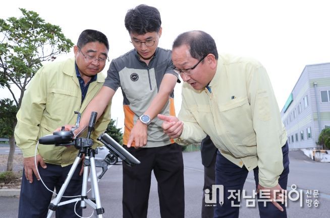 규격외 감귤 드론 단속 현장 방문한 강병삼 제주시장