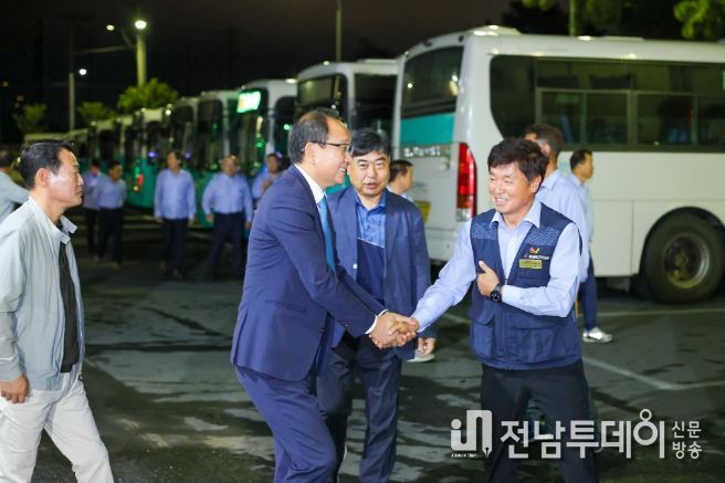 추석 맞아 공영버스 운전원 격려하는 강병삼 제주시장