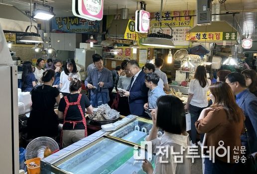 전통시장 수산물 소비 촉진 장보기 행사를 개최했다.