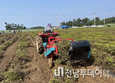 지난 19일 현장 평가에서 수확기를 이용하여 땅콩 수확을 시연하고 있다.