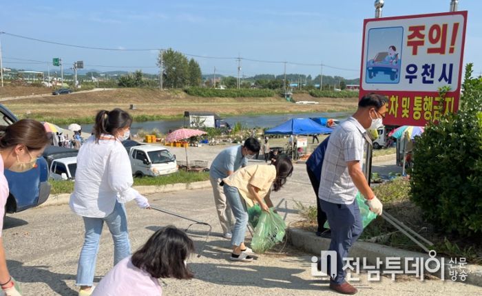 함평군 공무원들이 일제대청소를 하는 모습