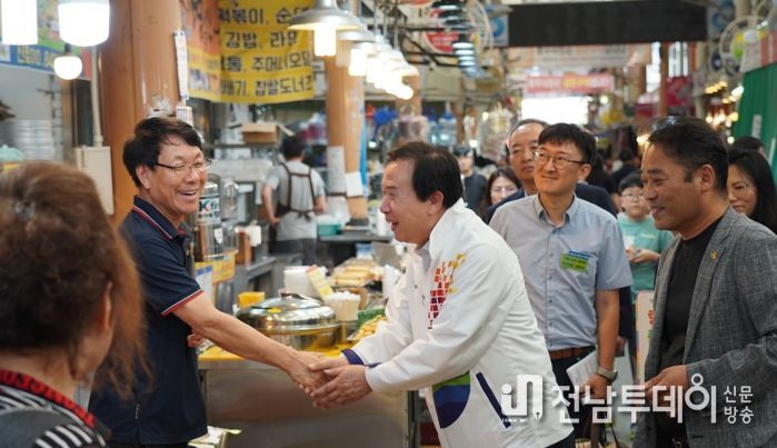 박홍률목포시장이 추석을 앞두고 전통시장을 방문해 상인들을 격려했다.