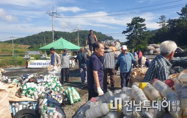 9/22일 영농폐기물 모으기 행사 기념촬영 모