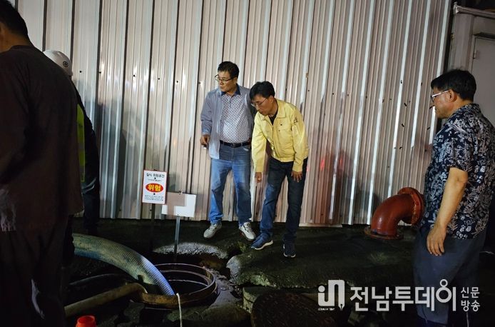 이상익 함평군수가 상수도 파손 현장을 점검하고 있다
