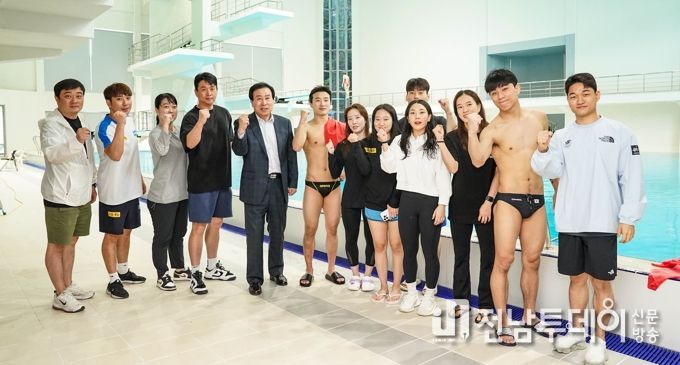 박홍률 목포시장이 2023 항저우 아시안게임 출전 전 목포실내경기장에서 연습한 은메달리스트 우하람 선수를 격려했다.