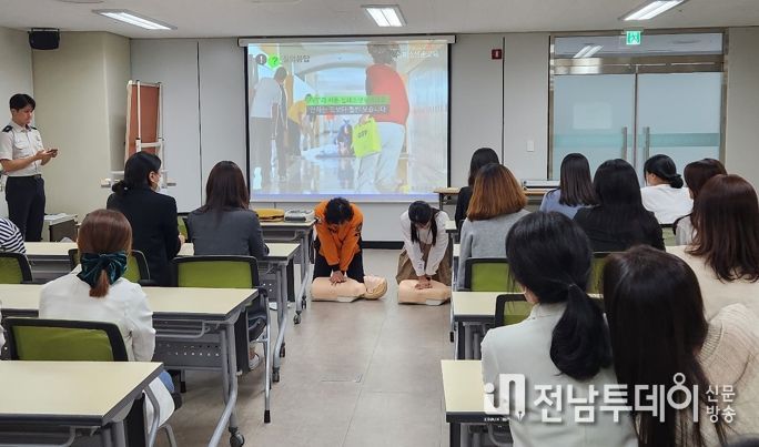 목포시가 전국체전 경기장에 투입되는 시 직원을 대상으로 심폐소생 등 안전교육을 진행했다.