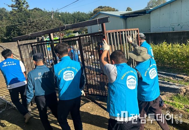 월야면 우리동네복지기동대가 봉사활동을 펼치는 모습
