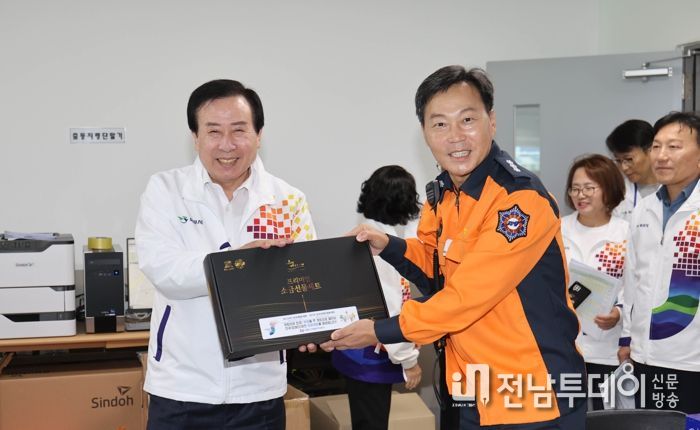 박홍률 목포시장이 대회운영본부를 방문해 위문품을 전달하고 있다.