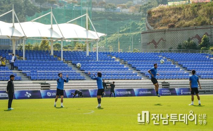 1. 경기전 연습하고 있는 FC목포 축구단