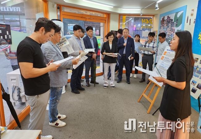 목포시가 현장평가시 사업계획을 설명하고 있다.