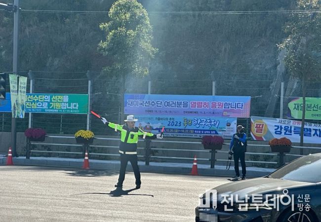 목포시 모범운전자회에서 교통안내 봉사를 진행하며 전국체전 성공에 앞장서고 있다.