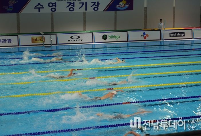 새단장을 마친 목포실내수영장에서 전국체전 참가 선수들의 열띤 경기가 펼쳐지고 있다.