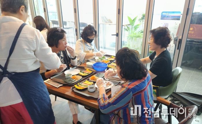 사회 서비스 일환으로 추진되고 있는 요리체험과 모듬북 체험