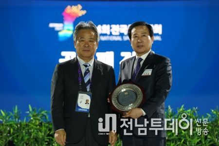 박홍률 목포시장이 104회 전국체육대회에서 공로상을 수상했다.