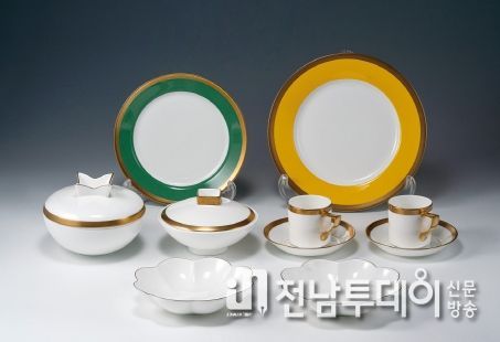 작품명 - 노벨상 만찬용 식기. 2000년. ㈜행남자기 생산품