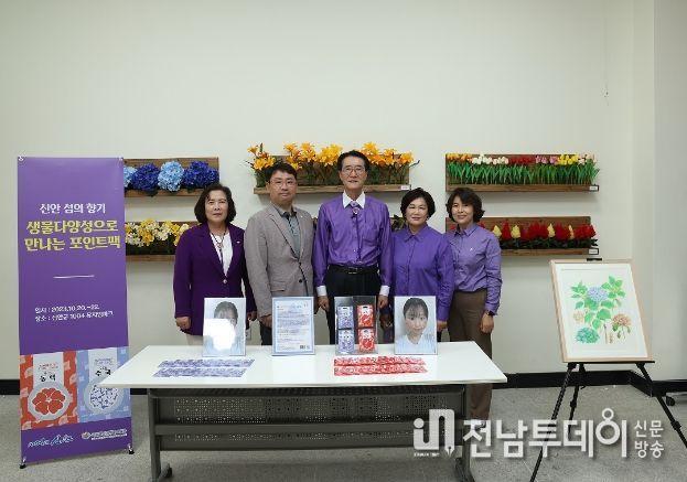 지난 21일 자은면 신안자생식물뮤지엄 포인트팩 홍보부스 앞에서 박우량 신안군수와 관계자들이 기념 촬영을 하고 있다.