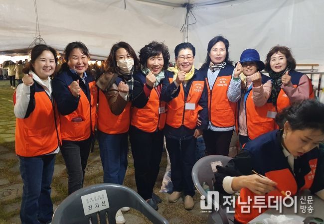 목포시 여성친화도시 시민참여단이 항구축제기간 시민들에게 여성친화도시에 대해 적극 알렸다.