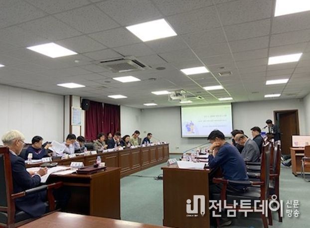 목포시가 시내버스 공론화위원회 시민참여단을 선정하고 현장 의견을 수렴한다.