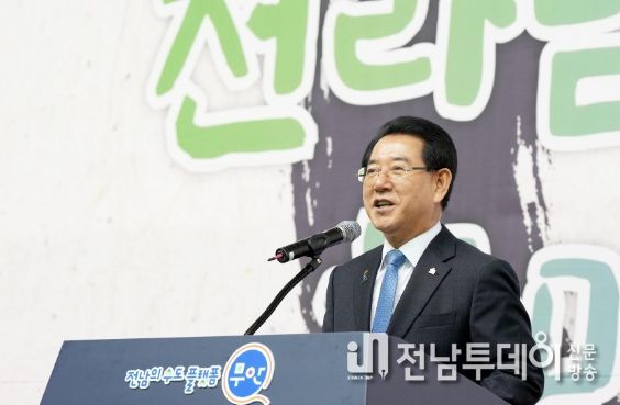 김영록 전라남도지사가 25일 무안스포츠파크에서 열린 전라남도 이·통장 한마음대회에서 격려사를 하고 있다.