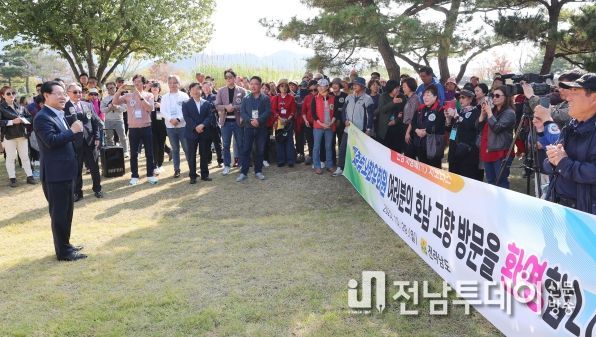 김영록 전라남도지사가 29일 오전 순천만에서 고향을 방문한 재충남호남향우회연합회 회원들에게 도정 현안에 대해 소개하고 있다.