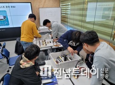스마트농업 테스트베드 교육장에서 실습교육을 하고 있는 모습