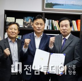 박홍률 목포시장이 더불어민주당 김영진 당대표 정무실장을 만나 국립 의대 신설과 정원 배정을 요청했다. / (사진은 왼쪽부터 목포대학교 전진우 총동문회장, 더불어민주당 김영진 당대표 정무실장, 박홍률 목포시장)
