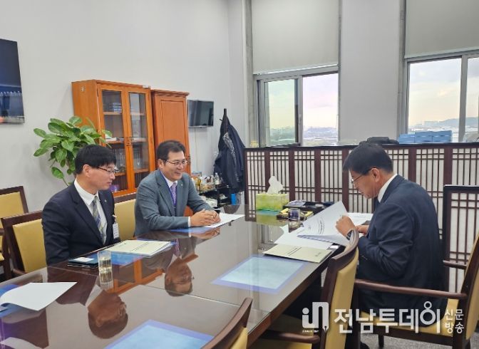 이상익 함평군수가 서삼석 예결위원장을 만나 면담하는 모습