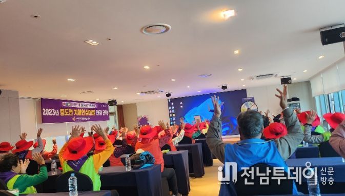지난 6일 라마다호텔 행사장에서 치매 환자와 가족이 레크레이션 프로그램에 참여하고 있다.