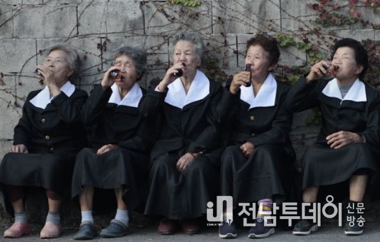 보성군, 문덕면희망드림협의체 ‘현재를 담다’ 사진 촬영_문덕면 가내마을 60세 이상 주민들이 교복을 입고 콘셉트 사진을 찍고 있다.