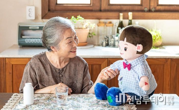 해남군 반려로봇‘효돌’보급 스마트 돌봄체계 구축