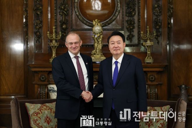 11월 21일 윤석열 대통령은 에드워드 데이비 자유민주당 당수를 접견했다.