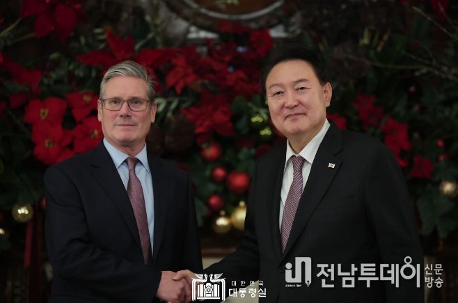 11월 22일 윤석열 대통령은 홀본 세인트판크라스 노동당 당수를 접견했다.
