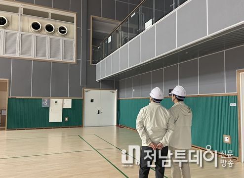 북구종합체육관에서 광주북구시설관리공단 임직원들이 드론을 통해 시설물안전점검을 하고있다. 사진제공=북구시설관리공단