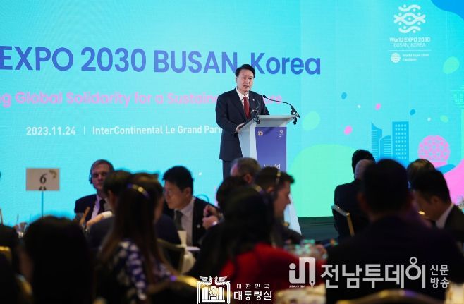 11월 24일 윤석열 대통령은 프랑스 파리 인터컨티넨털 르그랑 호텔에서 개최된 ‘BIE 대표 초청 오찬’ 행사에 참석했다.