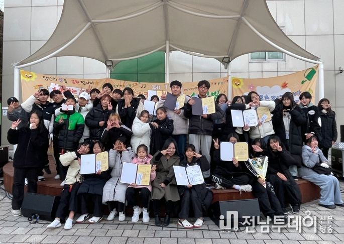제11회 청소년 진로페스티벌이 열린 가운데 참가한 학생들이 환한 미소를 띄고 기념사진을 찍고 있다