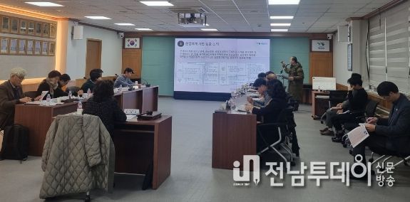 시민공론화 위원들이 지난 24일 시내버스 정비소를 현장점검