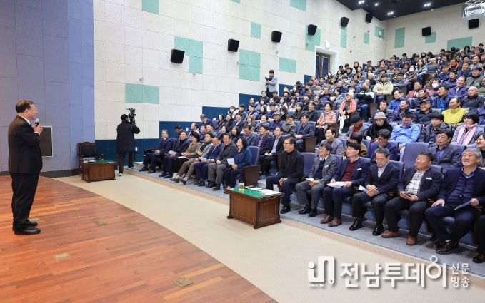 29일 엑스포공원 주제영상관에서 이정현 부위원장이 특강을 하고 있다