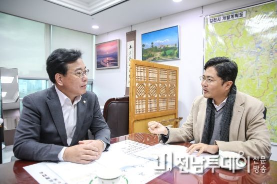 김광진 광주시문화경제부시장은 4일 국회에서 송언석 국민의힘 예결위 간사를 만나 2024년도 주요 국비사업의 필요성을 설명하고 이를 내년도 예산에 추가 반영될 수 있도록 건의하고 있다./광주광역시 제공