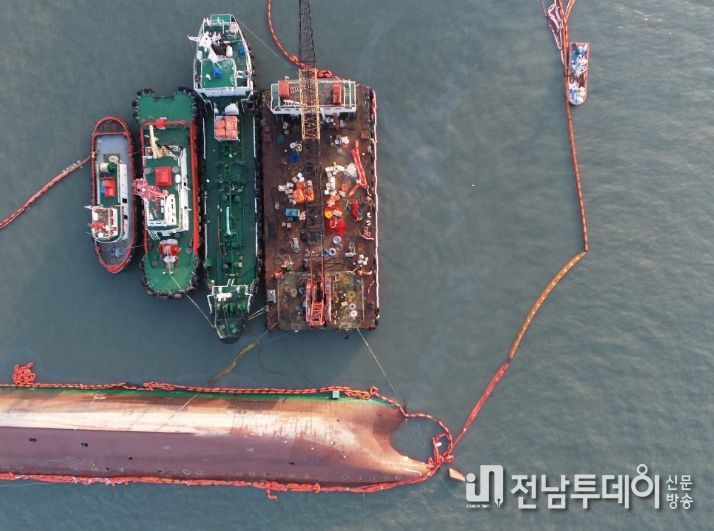 완도해경, 어룡도 해상 전복 모래운반선 잔존유 이적 완료