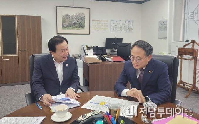 박홍률 목포시장이 고기동 행정안전부 차관을 만나 특별교부세 지원을 건의했다. 사진 오른쪽 : 고기동 행정안전부 차관 / 목포시 제공