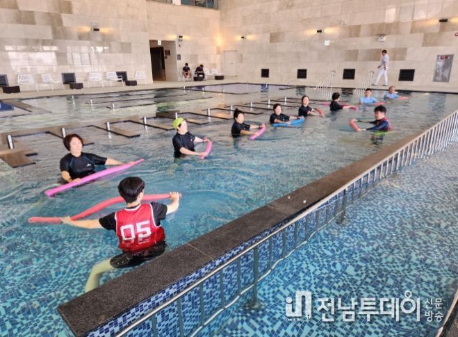 완도 해양치유센터 딸라소 풀에서 수중 운동을 하는 모습