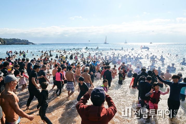 겨울바다 국제펭귄수영대회