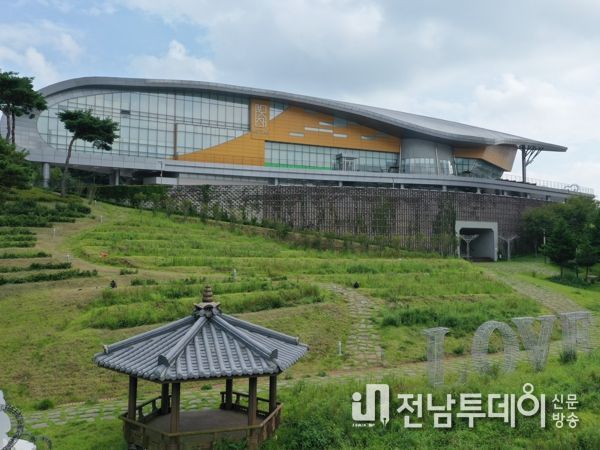보성군, 봇재 3층 그린다향 카페 ‘비움’으로 11일 재개장