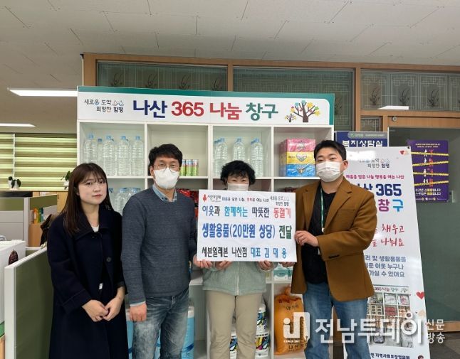 기탁식 모습 : 오른쪽 첫 번쨰 한효근, 두 번째 김대용 대표