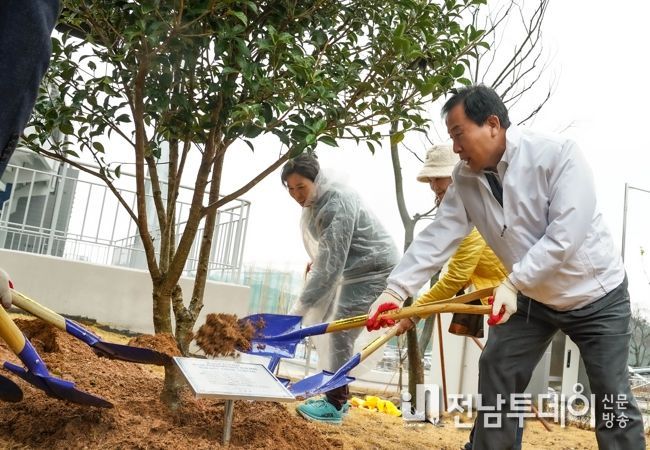 박홍률 목포시장과 동 행정복지센터 자생단체 회원들이 양대체전 성공 개최를 기념하기 위해 은목서를 심고 있다.