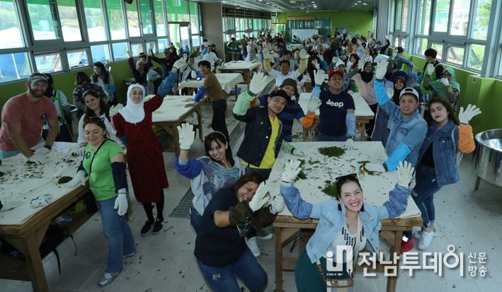 ‘보성다향대축제’에서 외국인 관광객들이 보성 차를 직접 만들고 있다.