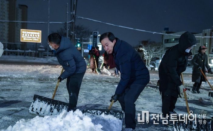 목포시 전직원이 폭설에 따른 시민불편을 최소화하기 위해 제설작업에 임했다.