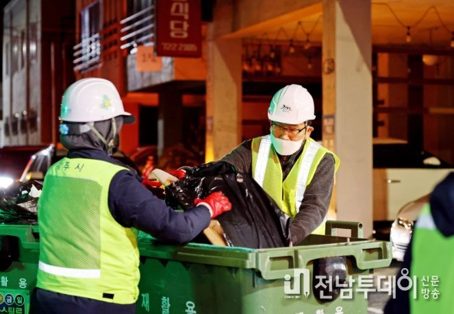 생활폐기물 수거 현장 체험하는 강병삼 제주시장